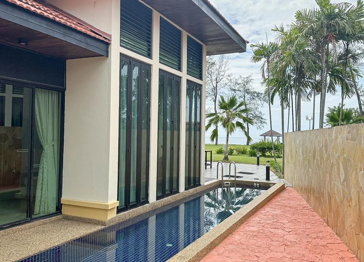 Bonheur At Karambunai Kota Kinabalu 0*,